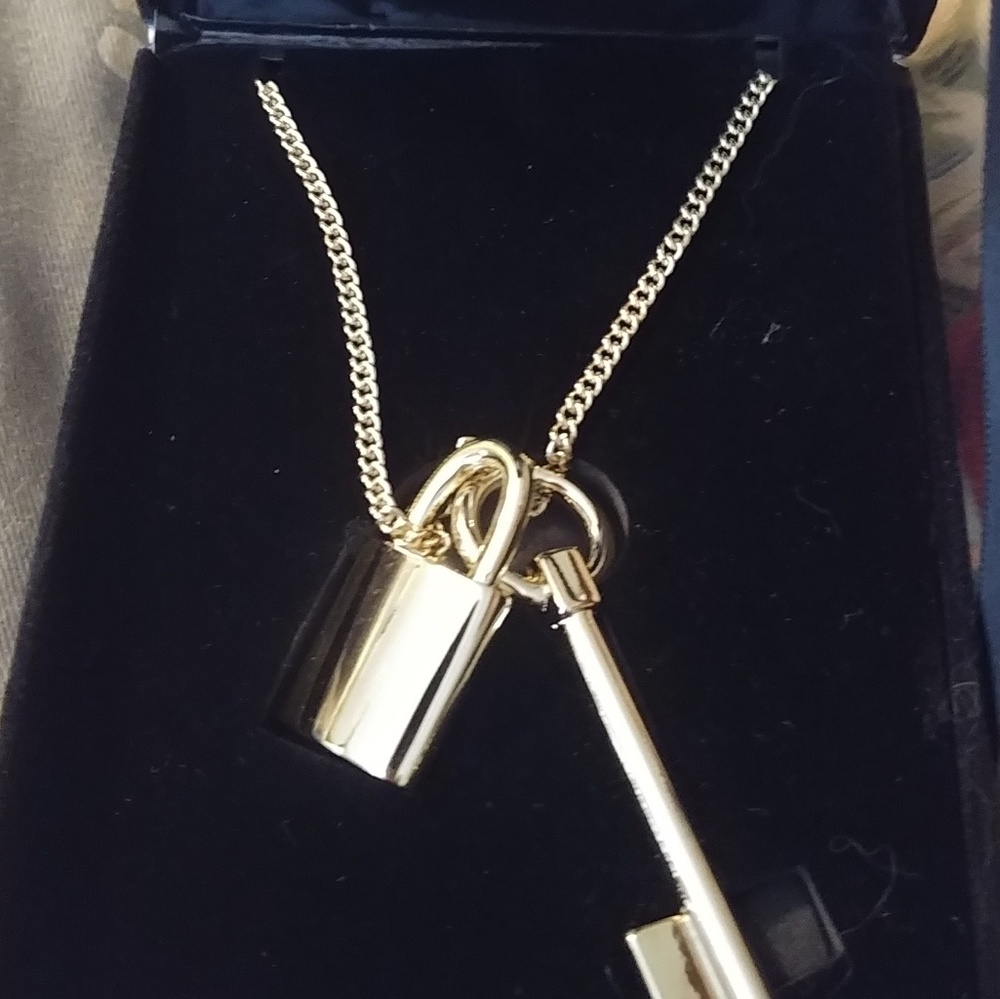 Victoria Secret! Scandalous necklace